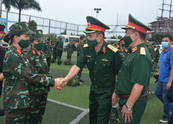 Thủ trưởng Tổng cục Hậu cần động viên nữ cán bộ, nhân viên bệnh viện trước khi lên đường vào miền Nam làm nhiệm vụ. Ảnh: qdnd.vn Bệnh viện dã chiến truyền nhiễm số 5D xuất quân tăng cường phòng, chống dịch COVID-19 cho phía Nam ảnh 2