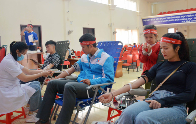 Đông đảo cán bộ, công chức, viên chức, giảng viên, sinh viên, lực lượng vũ trang và nhân dân trên địa bàn tỉnh Đắk Lắk hưởng ứng hoạt động hiến máu tình nguyện. Ảnh: Hoài Thu - TTXVN Đắk Lắk lan tỏa rộng khắp phong trào hiến máu trong cộng đồng ảnh 3