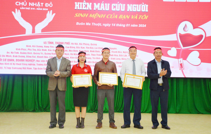 Tặng Bằng khen của Chủ tịch UBND tỉnh Đắk Lắk cho các tập thể có thành tích xuất sắc trong 10 năm triển khai chương trình hiến máu “Chủ nhật đỏ” (2013 – 2023). Ảnh: Hoài Thu - TTXVN Đắk Lắk lan tỏa rộng khắp phong trào hiến máu trong cộng đồng ảnh 5
