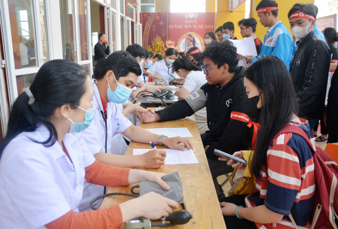 Đông đảo cán bộ, công chức, viên chức, giảng viên, sinh viên, lực lượng vũ trang và nhân dân trên địa bàn tỉnh Đắk Lắk đến tham dự chương trình và đăng ký hiến máu. Ảnh: Hoài Thu - TTXVN Đắk Lắk lan tỏa rộng khắp phong trào hiến máu trong cộng đồng ảnh 1