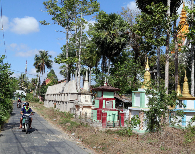Đường về các phum sóc trong huyện Gò Quao được xây dựng khang trang. Ảnh: Lê Sen - TTXVN Đồng bằng sông Cửu Long đổi mới từ sức mạnh đoàn kết (Bài 3) ảnh 3