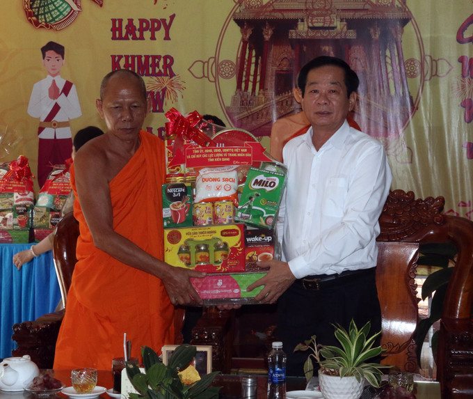 Bí thư Tỉnh ủy Kiên Giang Đỗ Thanh Bình thăm, tặng quà chùa Cà Nhung, huyện Gò Quao nhân lễ Sen Dolta. Ảnh: Lê Sen - TTXVN Đồng bằng sông Cửu Long đổi mới từ sức mạnh đoàn kết (Bài 3) ảnh 1