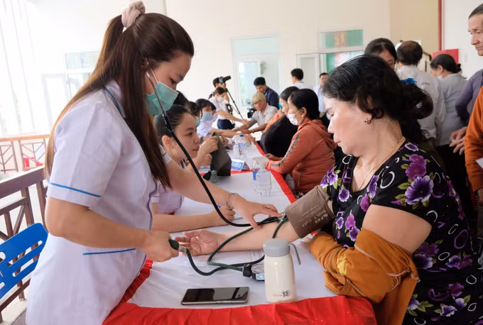 Trao quà Tết, khám bệnh miễn phí cho người nghèo huyện miền núi Quảng Ngãi ảnh 2