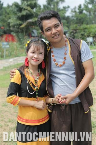 Cô dâu, chú rể trong ngày cưới. Ảnh: Nam Sương Tái hiện Lễ cưới của đồng bào dân tộc Raglai ảnh 8
