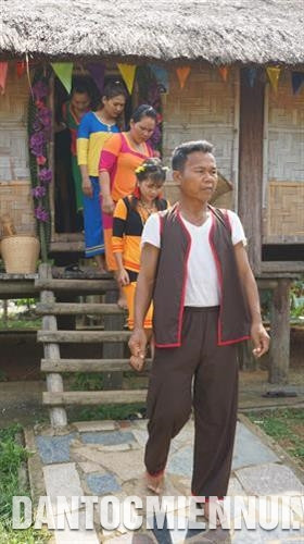 Ông mai dẫn đầu đoàn nhà gái sang nhà trai. Ảnh: Hoàng Tâm Tái hiện Lễ cưới của đồng bào dân tộc Raglai ảnh 3
