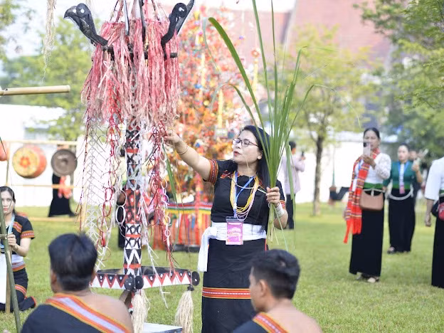 Tái hiện lễ cúng máng nước của đồng bào Ca Dong ảnh 4