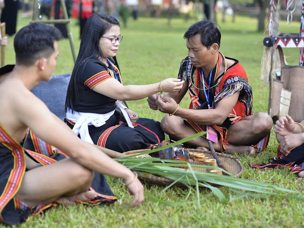 Già làng làm nghi lễ báo cáo thần linh cho phép tiền hành buổi lễ. Ảnh: Hồng Trang Tái hiện lễ cúng máng nước của đồng bào Ca Dong ảnh 2