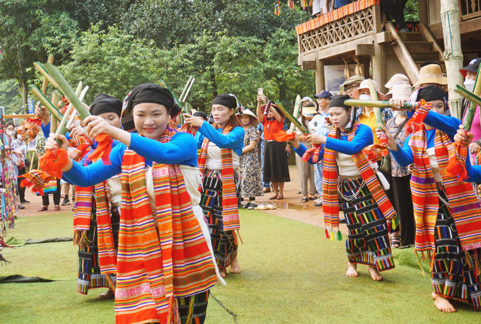 Thầy mo dặn dò con cháu và bà con bắt đầu mở hội với những điệu múa khăn, trò diễn độc đáo. Ảnh: Hoàng Tâm Tái hiện lễ hội Chá Mùn của người Thái đen ảnh 14