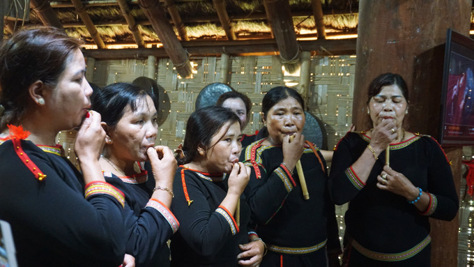 Kết thúc nghi lễ là những tiết mục văn nghệ dân ca dân vũ đặc trưng của đồng bào Ê Đê. Ảnh: Hoàng Tâm Tái hiện Lễ cúng ché của dân tộc Ê Đê ảnh 12