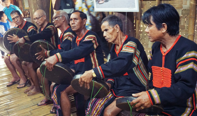 Đội nghệ nhân hòa tấu chiêng đón khách để bắt đầu buổi lễ. Ảnh: Hoàng Tâm Tái hiện Lễ cúng ché của dân tộc Ê Đê ảnh 1