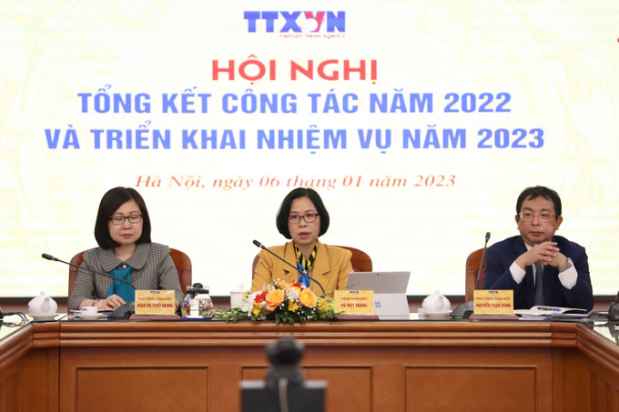 Đoàn Chủ tịch điều hành hội nghị. Ảnh: Hoàng Hiếu - TTXVN Tổng Giám đốc TTXVN Vũ Việt Trang: Giữ vững các giá trị nền tảng, nhanh nhạy thích ứng, làm chủ công nghệ, tăng sức lan tỏa của thông tin ảnh 1