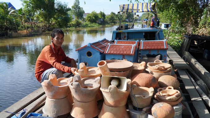 Các sản phẩm của làng nghề nắn nồi đất ở thị trấn Hòn Đất (Kiên Giang) được vận chuyển đến các tỉnh trong khu vực Đồng bằng sông Cửu Long để tiêu thụ. Ảnh: Văn Sĩ - TTXVN Người dân Hòn Đất vẫn gắn bó với nghề nắn nồi đất dù thu nhập giảm ảnh 5