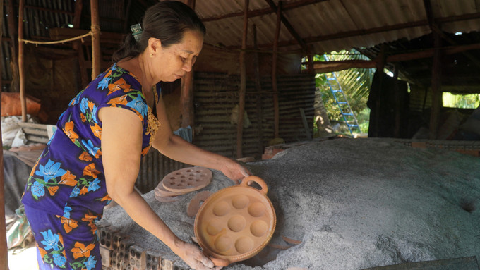 Khuôn bánh khọt sau khi được nung. Ảnh: Văn Sĩ - TTXVN Người dân Hòn Đất vẫn gắn bó với nghề nắn nồi đất dù thu nhập giảm ảnh 4