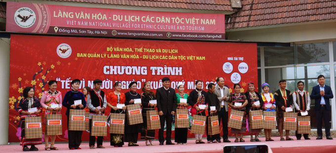 Ban Tổ chức trao quà Tết cho đồng bào các dân tộc đang hoạt động tại Làng. Ảnh: Hoàng Tâm Khai mạc Chương trình “Tết vì người nghèo” Xuân Quý Mão 2023 ảnh 3
