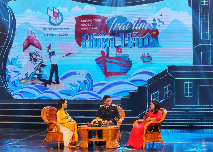 Giao lưu với Thượng uý Vũ Trung Kiên (Lữ đoàn 162, Vùng 4 Hải quân) và Nhà báo Hà Minh Hảo (phải, Đài Phát thanh và Truyền hình Hải Phòng). Ảnh: Tuấn Đức - TTXVN Xúc động Chương trình giao lưu nghệ thuật “Trái tim biển đảo” ảnh 2
