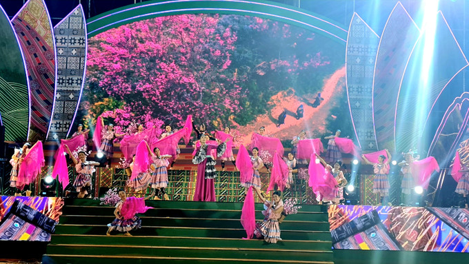 Tiết mục văn nghệ ca ngợi hoa Tớ dày - loài hoa mang mùa xuân mới cho bà con đồng bào Mông. Ảnh: Hoàng Tâm Hoa Tớ dày “say” lòng du khách ảnh 1