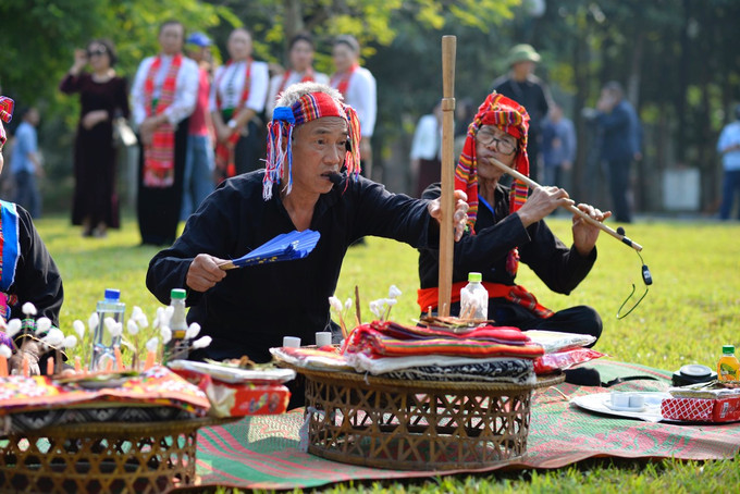 Thầy cúng thay bà con làm lễ, ông lãm (bên phải) thổi sáo trong phần lễ Hết Chá của đồng bào Thái trắng. Ảnh: Hồng Trang Tái hiện Lễ Hết chá của đồng bào Thái trắng ảnh 2