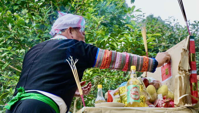 Nghi thức hiến tế trong lễ cúng cây chè Tổ. Ảnh: Hoàng Tâm Lễ hội Tôn vinh cây chè Tổ Suối Giàng ảnh 11