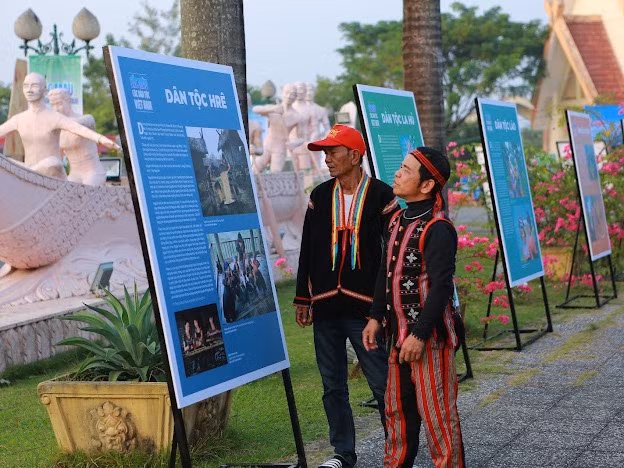 Khai mạc triển lãm ảnh "Sắc màu các dân tộc Việt Nam" ảnh 6