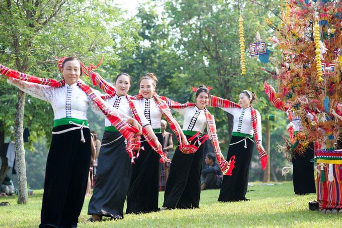Diễn trò các hoạt cảnh trong cuộc sống lao động hàng ngày của bà con. Ảnh: Hồng Trang Tái hiện Lễ Hết chá của đồng bào Thái trắng ảnh 7