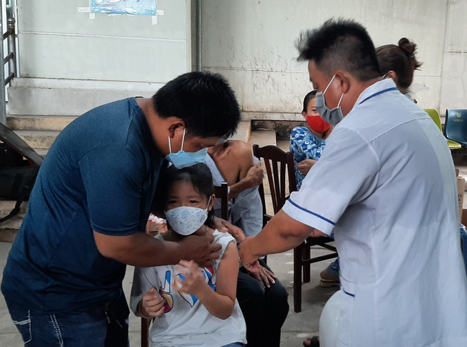 Tiêm vaccine mũi 2 cho trẻ từ 05 đến 11 tuổi. Ảnh: Tuấn Kiệt – TTXVN Dịch COVID-19: Ngày 7/1, cả nước có 64 ca mắc COVID-19 mới, bệnh nhân nặng tăng nhẹ ảnh 1