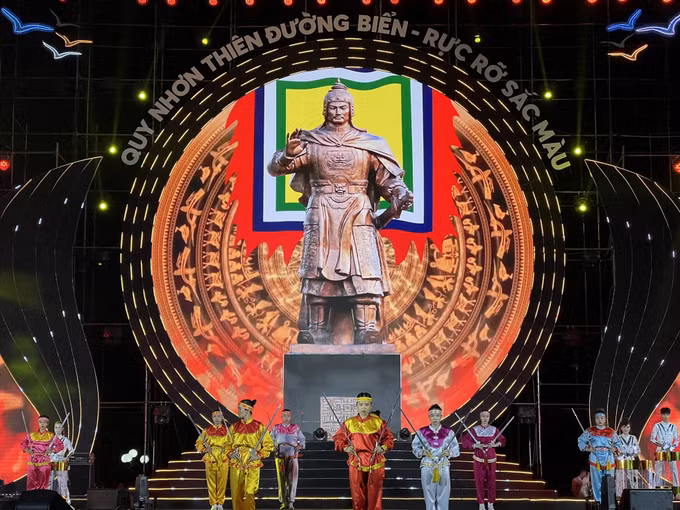 Lễ hội du lịch “Quy Nhơn - Thiên đường biển - Rực rỡ sắc màu” ảnh 1