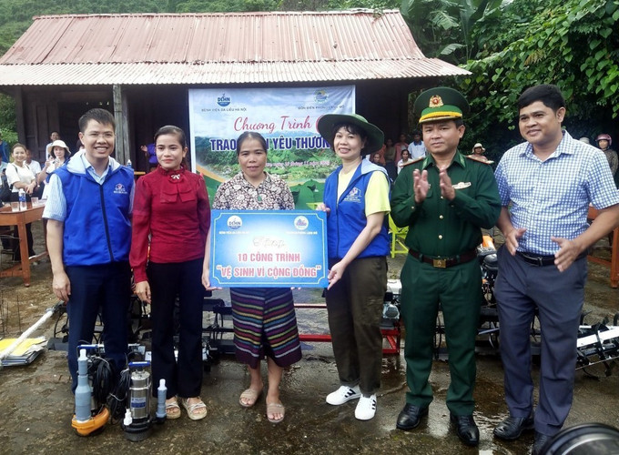 Trao biển tượng trưng tặng 10 công trình vệ sinh cho nhân dân xã biên giới Trường Sơn. Ảnh: TTXVN phát Hỗ trợ công cụ sản xuất cho nhân dân xã biên giới Trường Sơn ảnh 3