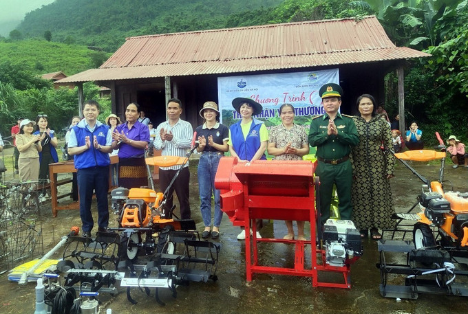 Trao tặng công cụ sản xuất cho nhân dân xã biên giới Trường Sơn. Ảnh: TTXVN phát Hỗ trợ công cụ sản xuất cho nhân dân xã biên giới Trường Sơn ảnh 2