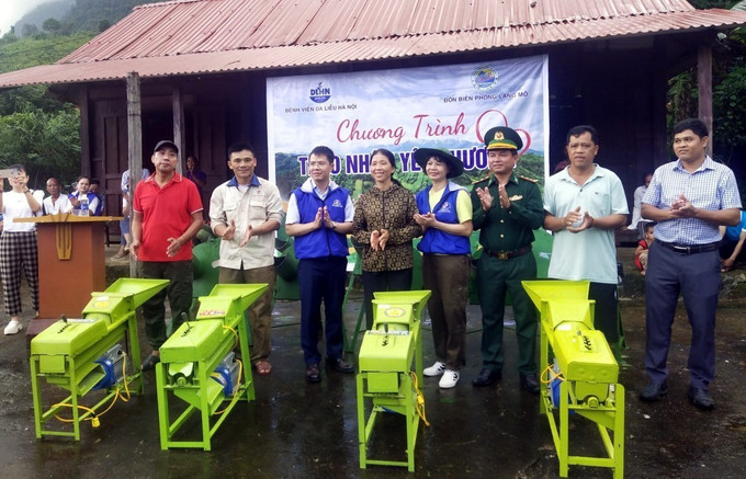 Trao tặng công cụ sản xuất cho nhân dân xã biên giới Trường Sơn. Ảnh: TTXVN phát Hỗ trợ công cụ sản xuất cho nhân dân xã biên giới Trường Sơn ảnh 1