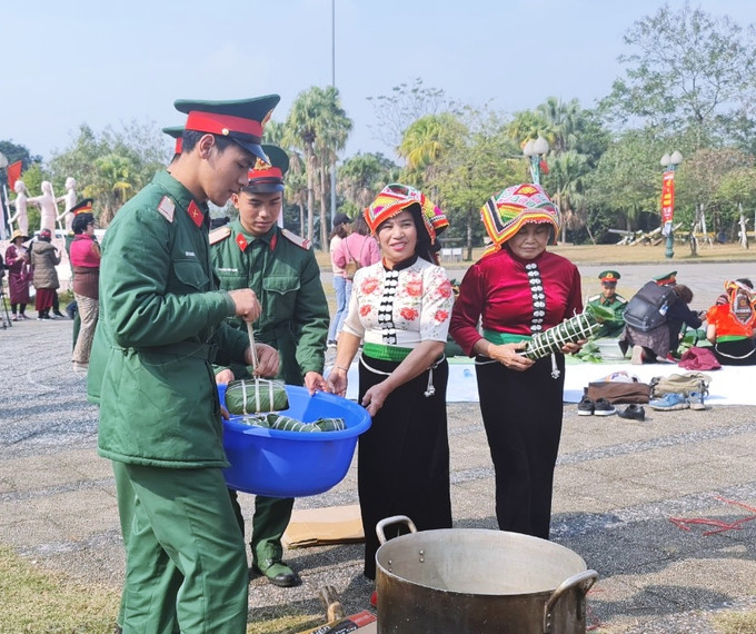 Đồng bào dân tộc và các chiến sĩ chung sức gói bánh chưng tặng người nghèo. Ảnh: Hoàng Tâm Khai mạc Chương trình “Tết vì người nghèo” Xuân Quý Mão 2023 ảnh 8