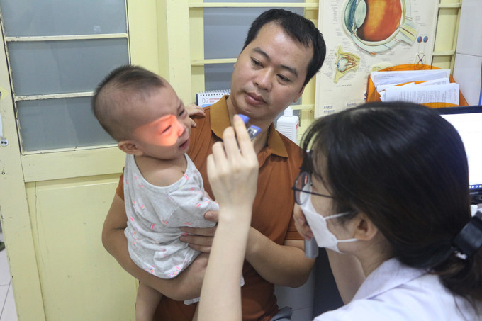 Một tháng qua, Bệnh viện Sản Nhi Nghệ An khám, điều trị cho trên 1.000 trẻ bị mắc bệnh đau mắt đỏ. Ảnh: Bích Huệ - TTXVN Nghệ An: Thời tiết giao mùa, gia tăng nhiều dịch bệnh ảnh 3