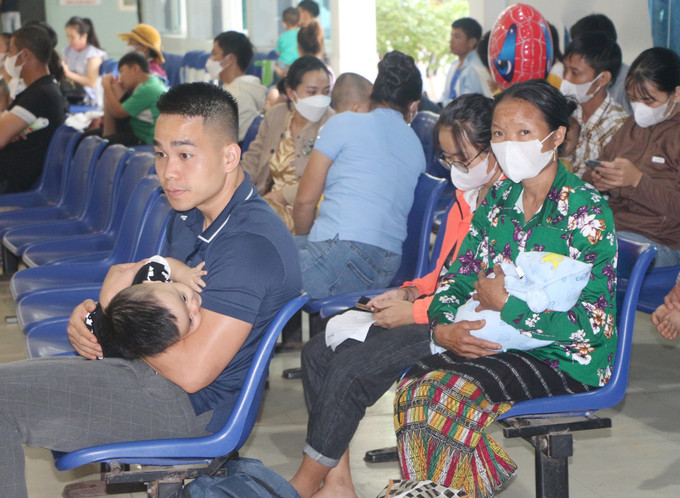 Trung bình mỗi ngày, Khoa Khám bệnh Bệnh viện Sản Nhi Nghệ An tiếp nhận 500 – 700 bệnh nhi đến khám, trong đó 50 – 60% là các bệnh lý cấp tính về virus và vi khuẩn. Ảnh: Bích Huệ - TTXVN Nghệ An: Thời tiết giao mùa, gia tăng nhiều dịch bệnh ảnh 4