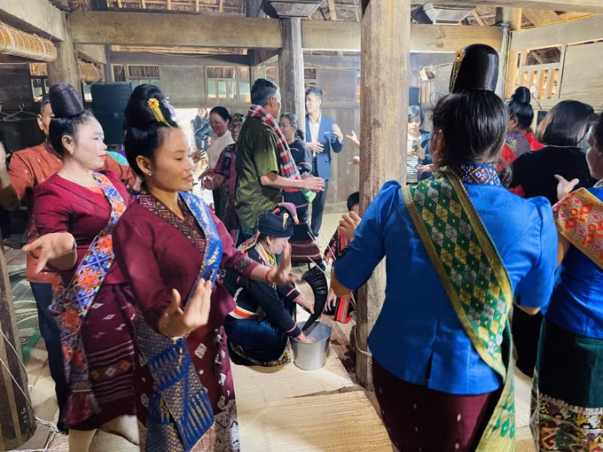 Đặc sắc lễ vào nhà mới của đồng bào dân tộc Lào ảnh 11