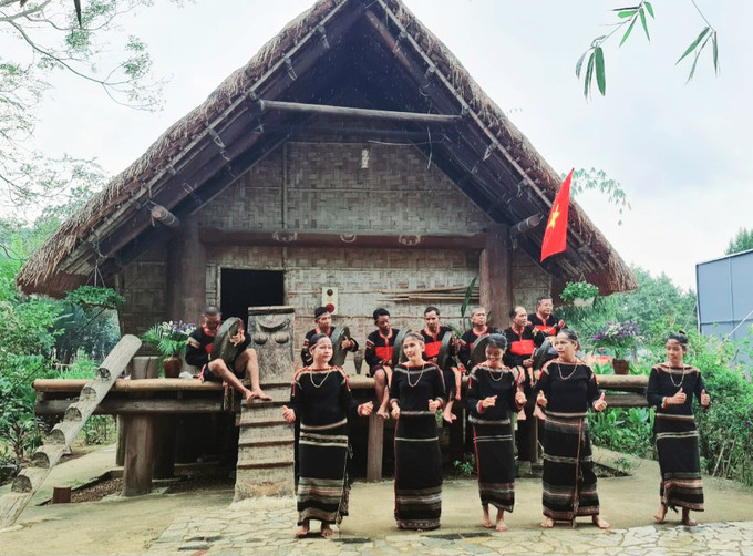 Đồng bào dân tộc Ê đê giới thiệu các tiết mục văn nghệ truyền thống, giao lưu, tăng thêm tình đại đoàn kết các dân tộc. Ảnh: Hoàng Tâm Tổ chức Tuần “Đại đoàn kết các dân tộc - Di sản Văn hóa Việt Nam” năm 2023 tại Làng Văn hóa - Du lịch các dân tộc Việt Nam ảnh 1