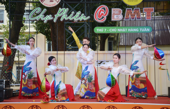 Chương trình văn nghệ tại chợ phiên với chủ đề ca ngợi quê hương đất nước, mừng Đảng, mừng Xuân góp phần mang không khí mùa xuân đến với Buôn Ma Thuột. Ảnh: Hoài Thu - TTXVN Chợ phiên @ Buôn Ma Thuột thu hút du khách ảnh 1
