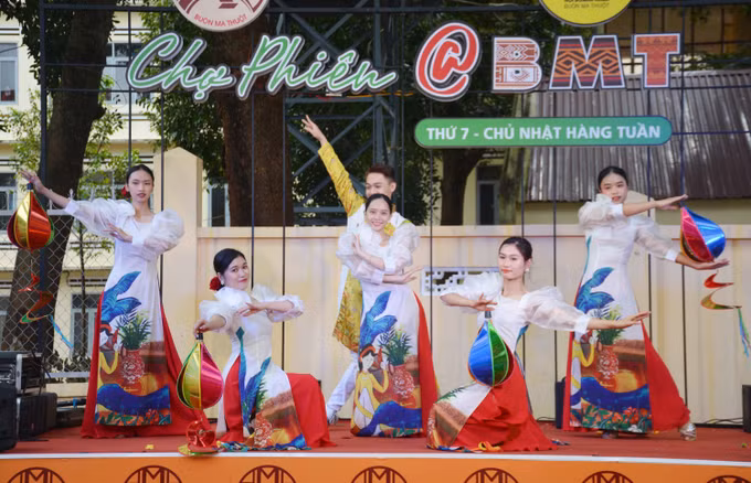 Chợ phiên @ Buôn Ma Thuột thu hút du khách ảnh 1