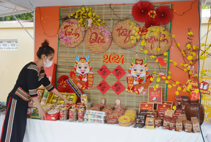 Chợ phiên có khoảng 40 gian hàng trưng bày giới thiệu sản phẩm nông nghiệp tiêu biểu và sản phẩm OCOP của tỉnh Đắk Lắk. Ảnh: Hoài Thu - TTXVN Chợ phiên @ Buôn Ma Thuột thu hút du khách ảnh 2