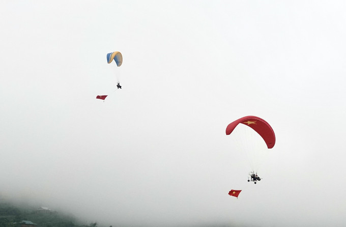 Du khách được chiêm ngưỡng màn bay biểu diễn của các phi công. Ảnh: Tuấn Anh - TTXVN Khai mạc Festival dù lượn “Bay trên mùa nước đổ” ảnh 2