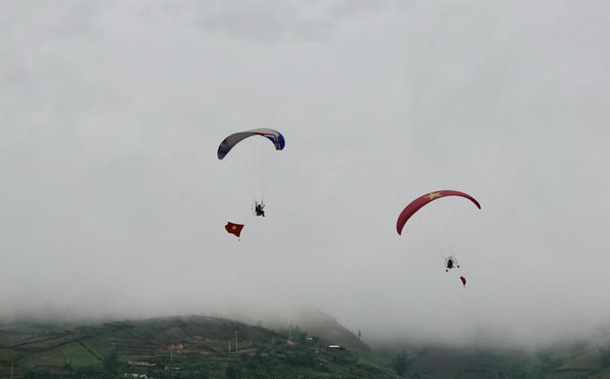Du khách được chiêm ngưỡng màn bay biểu diễn của các phi công. Ảnh: Tuấn Anh - TTXVN Khai mạc Festival dù lượn “Bay trên mùa nước đổ” ảnh 3