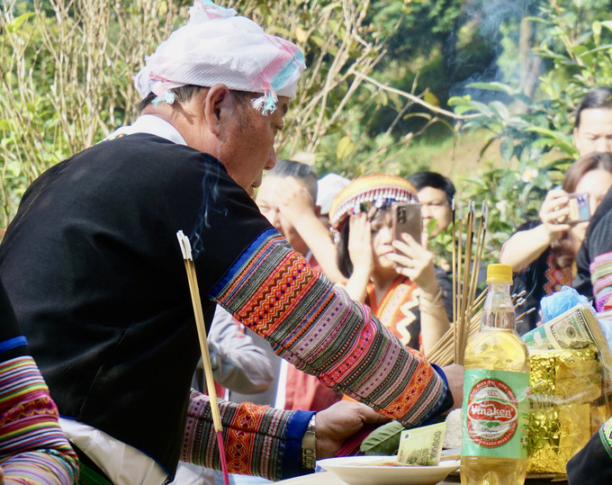Nghi thức thắp hương ở gốc chè và bàn thờ để được chứng giám lòng thành của bà con đối với cây chè Tổ. Ảnh: Hoàng Tâm Lễ hội Tôn vinh cây chè Tổ Suối Giàng ảnh 7