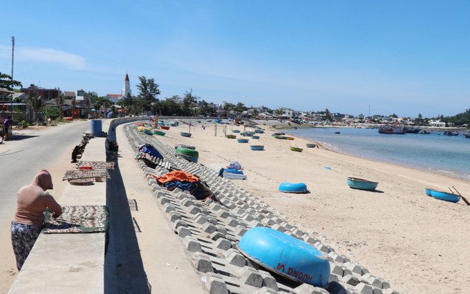 Hơn 2.000 m kè biển xã Bình Hải, huyện Bình Sơn, Quảng Ngãi đã được đầu tư hoàn thiện đảm bảo an toàn cho người dân địa phương. Ảnh: Phạm Cường-TTXVN Quảng Ngãi đầu tư nhiều công trình chống sạt lở bờ sông, cửa biển ảnh 2