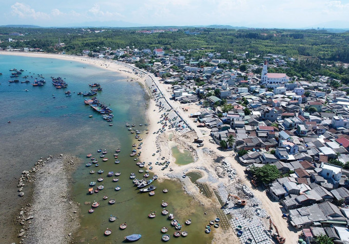 Năm 2023, tỉnh Quảng Ngãi đầu tư 6 công trình kè sông, biển với kinh phí 720 tỷ đồng ổn định người dân vùng sạt lở, triều cường. Ảnh: Phạm Cường-TTXVN Quảng Ngãi đầu tư nhiều công trình chống sạt lở bờ sông, cửa biển ảnh 1
