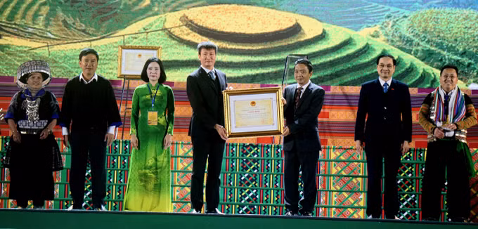 Nghệ thuật khèn và nghệ thuật dùng sáp ong tạo hoa văn trên vải của đồng bào Mông được công nhận là Di sản văn hóa Phi vật thể quốc gia ảnh 2