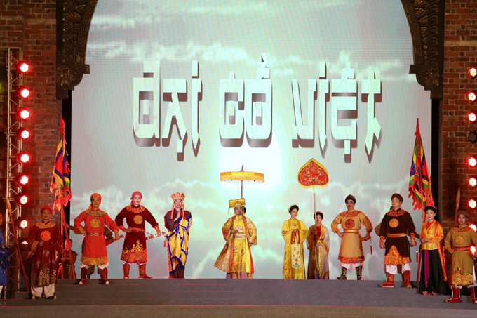 Tái hiện nghi thức Đinh Bộ Lĩnh đăng quang Hoàng Đế. Ảnh: Đức Phương - TTXVN Ninh Bình: Lễ Đàn kính thiên Tràng An năm 2023 ảnh 2