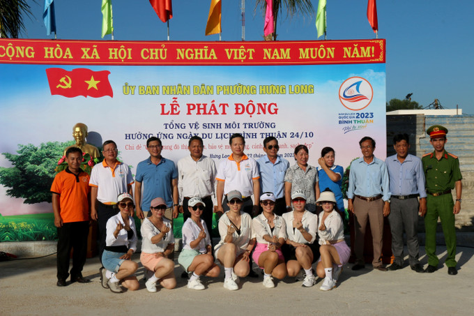 Các đại biểu tại Lễ phát động ra quân tổng vệ sinh môi trường hưởng ứng Ngày Du lịch Bình Thuận. Ảnh: Nguyễn Thanh - TTXVN Ra quân tổng vệ sinh môi trường hưởng ứng Ngày Du lịch Bình Thuận ảnh 1