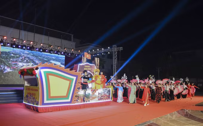 Đặc sắc chương trình diễu hành văn hóa đường phố “Rực rỡ đêm hội hoa Ban” ảnh 2