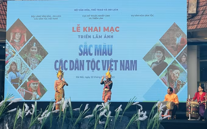 Khai mạc triển lãm ảnh "Sắc màu các dân tộc Việt Nam" ảnh 3