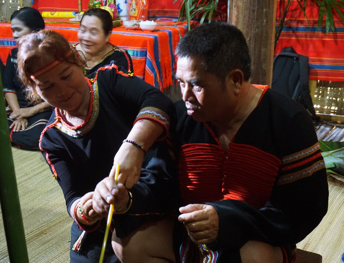 Thầy cúng thực hiện lễ cúng cho chủ nhà, gia đình và hòng họ, đeo vòng đồng để cầu an, cầu phúc. Ảnh: Hoàng Tâm Tái hiện Lễ cúng ché của dân tộc Ê Đê ảnh 10