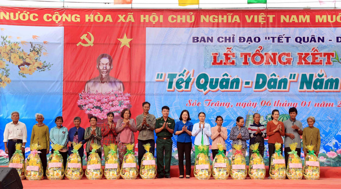 Tổng kết Tết Quân-Dân, trao nhiều phần quà có giá trị cho nhân dân địa phương. Ảnh: TTXVN phát Sóc Trăng chi hơn 9,6 tỷ đồng cho các hoạt động Tết quân - dân ảnh 1