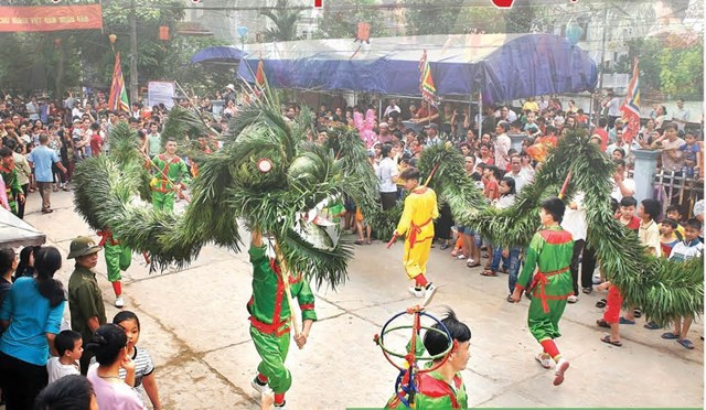 Múa rồng mây, một trong những sinh hoạt văn hóa đặc sắc tại Lễ hội Thái Bình xướng ca. Ảnh: daidoanket. vn Bảo tồn và phát huy giá trị đặc sắc của lễ hội Thái bình xướng ca ảnh 1